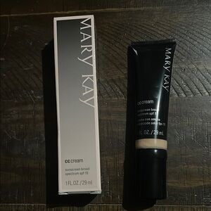 Mary Kay CC Cream Broad Spectrum SPF 15 - Cream Light to Medium